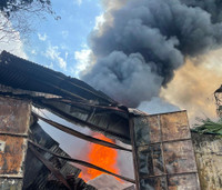 Những hình ảnh lực lượng cứu hỏa chữa cháy kho xưởng sản xuất ở xã Đình Xuyên giữa thời tiết nắng nóng