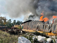 Những hình ảnh lực lượng cứu hỏa chữa cháy kho xưởng sản xuất ở xã Đình Xuyên giữa thời tiết nắng nóng