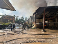 Những hình ảnh lực lượng cứu hỏa chữa cháy kho xưởng sản xuất ở xã Đình Xuyên giữa thời tiết nắng nóng