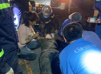 Huy động lực lượng trong đêm cứu người tại công trình sập giàn giáo 