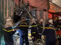 Huy động lực lượng trong đêm cứu người tại công trình sập giàn giáo 