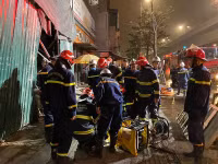 Huy động lực lượng trong đêm cứu người tại công trình sập giàn giáo 