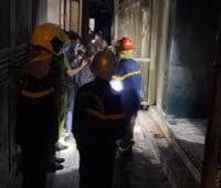 Những hình ảnh trong đêm ở ngôi nhà 4 tầng bị cháy