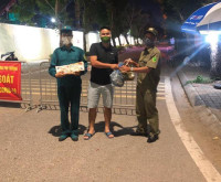 Hình ảnh về đêm ở chốt làm nhiệm vụ phòng chống Covid-19 