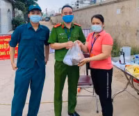 Hình ảnh về đêm ở chốt làm nhiệm vụ phòng chống Covid-19 