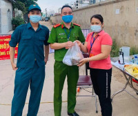 Hình ảnh về đêm ở chốt làm nhiệm vụ phòng chống Covid-19 