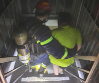 Những hình ảnh trong đêm ở ngôi nhà 4 tầng bị cháy