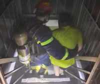 Những hình ảnh trong đêm ở ngôi nhà 4 tầng bị cháy