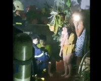 Những hình ảnh trong đêm ở ngôi nhà 4 tầng bị cháy