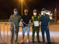 Hình ảnh về đêm ở chốt làm nhiệm vụ phòng chống Covid-19 