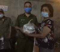 Hình ảnh về đêm ở chốt làm nhiệm vụ phòng chống Covid-19 