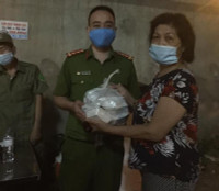 Hình ảnh về đêm ở chốt làm nhiệm vụ phòng chống Covid-19 