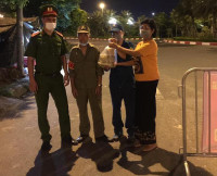 Hình ảnh về đêm ở chốt làm nhiệm vụ phòng chống Covid-19 