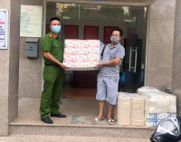 Hình ảnh về đêm ở chốt làm nhiệm vụ phòng chống Covid-19 