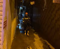 Những hình ảnh trong đêm ở ngôi nhà 4 tầng bị cháy