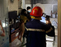 Những hình ảnh trong đêm ở ngôi nhà 4 tầng bị cháy