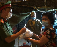 Hình ảnh về đêm ở chốt làm nhiệm vụ phòng chống Covid-19 