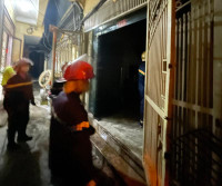 Những hình ảnh trong đêm ở ngôi nhà 4 tầng bị cháy