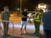 Hình ảnh về đêm ở chốt làm nhiệm vụ phòng chống Covid-19 