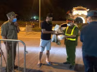 Hình ảnh về đêm ở chốt làm nhiệm vụ phòng chống Covid-19 