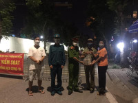 Hình ảnh về đêm ở chốt làm nhiệm vụ phòng chống Covid-19 