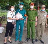 Hình ảnh về đêm ở chốt làm nhiệm vụ phòng chống Covid-19 