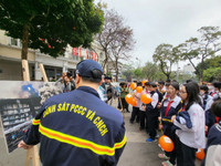 Phút trải nghiệm làm lính cứu hỏa bên hồ Gươm