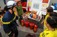 Phút trải nghiệm làm lính cứu hỏa bên hồ Gươm