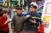 Phút trải nghiệm làm lính cứu hỏa bên hồ Gươm