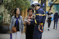 Phút trải nghiệm làm lính cứu hỏa bên hồ Gươm