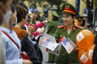 Phút trải nghiệm làm lính cứu hỏa bên hồ Gươm