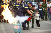 Phút trải nghiệm làm lính cứu hỏa bên hồ Gươm