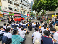 Phút trải nghiệm làm lính cứu hỏa bên hồ Gươm