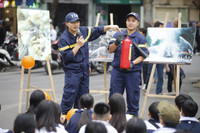 Phút trải nghiệm làm lính cứu hỏa bên hồ Gươm