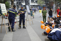 Phút trải nghiệm làm lính cứu hỏa bên hồ Gươm