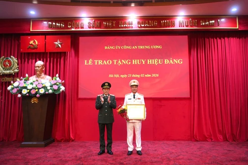 Trao tặng Huy hiệu 30 năm tuổi Đảng đối với Thứ trưởng Phạm Thế Tùng