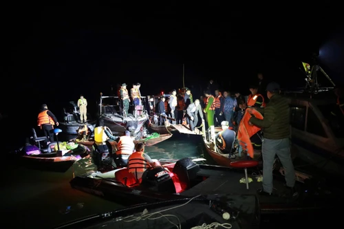 Lực lượng Công an căng mình cứu nạn, cứu hộ trong vụ tai nạn tại hồ Thác Bà