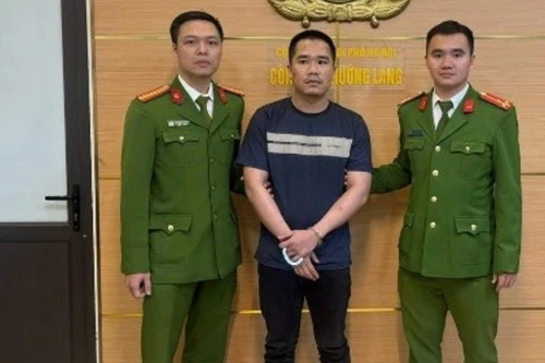 Đối tượng truy nã về tội cố ý làm hư hỏng tài sản đến cơ quan Công an đầu thú