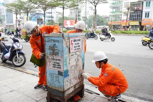 Hà Nội: Chỉnh trang, thu hồi hàng nghìn tủ điện, cọc chống cây thiếu an toàn, gây mất mỹ quan đô thị