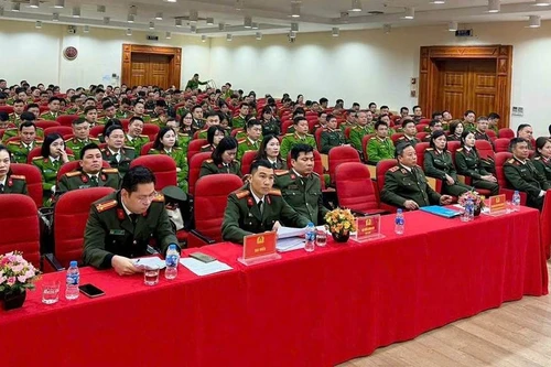 Gắn lý luận với thực tiễn, nâng cao chất lượng đội ngũ cán bộ các cấp