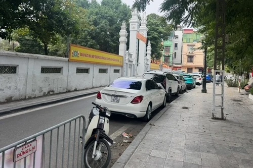 Ô tô, hàng quán 'vây kín' di tích lịch sử ở phường Hai Bà Trưng