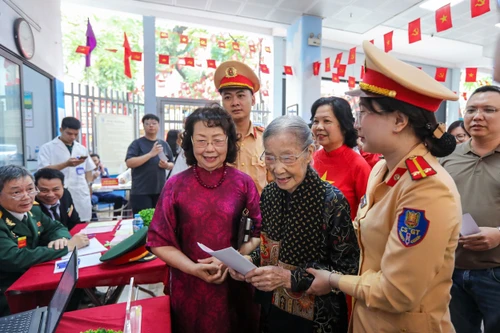CSGT Hà Nội hỗ trợ cử tri 101 tuổi thực hiện quyền công dân