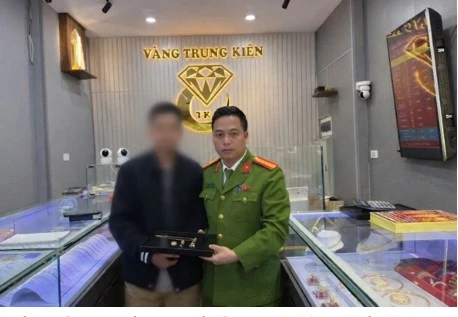 Nam sinh viên bị thao túng tâm lý, mang tiền vàng chuyển cho kẻ lừa đảo