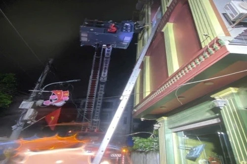 Kịp thời cứu, hướng dẫn 15 người thoát nạn khỏi đám cháy tại xã Đông Anh