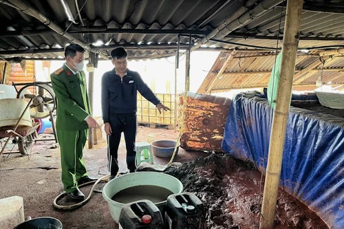 Đột kích 2 xưởng phân kim xả 6,7 tấn chất thải nguy hại ven sông Đuống