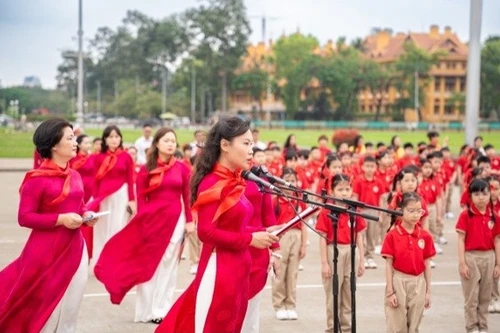 Thắm sắc đỏ cô, trò Trường Tiểu học chất lượng cao Tràng An trên quảng trường Ba Đình