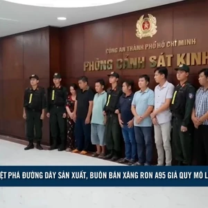 Tin Podcast ngày 4/2/2026: Triệt phá đường dây sản xuất, buôn bán xăng RON A95 giả quy mô lớn; Chở quá 7 hành khách