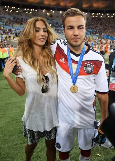 Bạn gái siêu mẫu của Mario Gotze hút mắt trong trang phục bùn đất ảnh 4