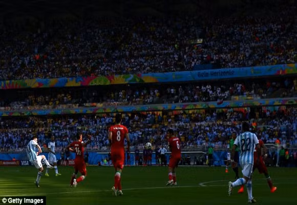 Lóe sáng phút bù giờ, Messi đưa Argentina vào vòng 16 đội ảnh 6