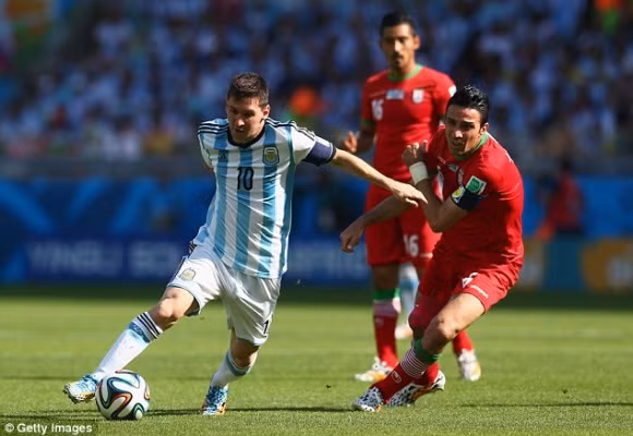 Lóe sáng phút bù giờ, Messi đưa Argentina vào vòng 16 đội ảnh 1